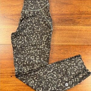Lululemon wunder under leggings Camo Print size 4